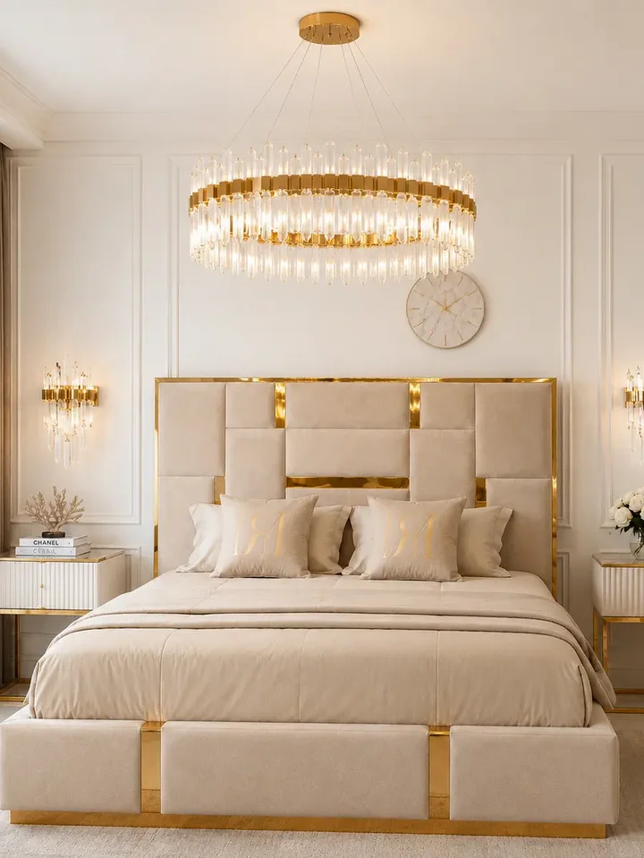 Zbliżenie na kinkiet kryształowy, złoty, glamour, designerska lampa ścienna BULGARI, ukazujące jego elegancki design. Meble na zamówienie od Primavera Home.