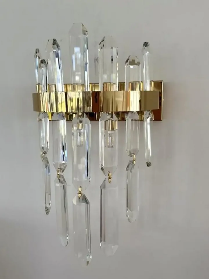 Widok z dołu na kinkiet kryształowy, złoty, glamour, designerska lampa ścienna BULGARI. Meble na zamówienie od Primavera Home.