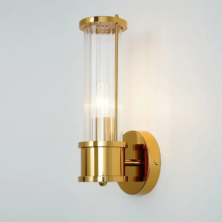 Detal lampy ściennej ROLAND, ukazujący doskonałe wykonanie kryształów. Projekt od Primavera Home.