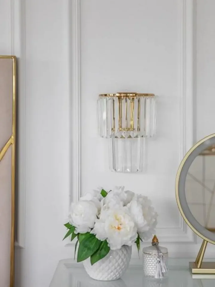 Kryształowy kinkiet glamour nowoczesny lampa ścienna złoty GLAMOUR XS w eleganckiej aranżacji salonu. Meble na zamówienie od PRIMAVERA HOME.