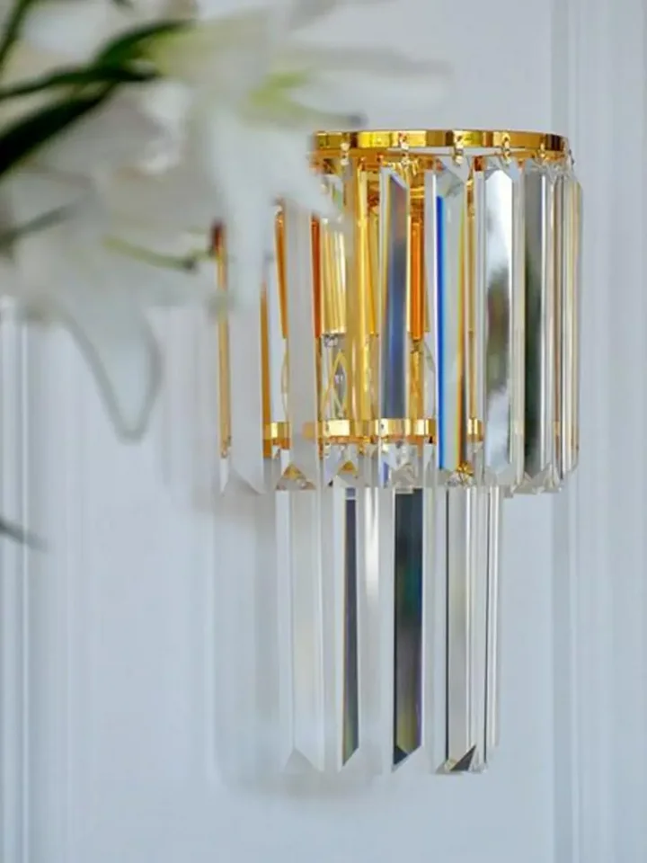Zbliżenie na kryształowy kinkiet glamour nowoczesny lampa ścienna złoty GLAMOUR XS. Detal wykonania od PRIMAVERA HOME.