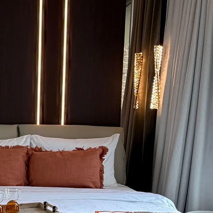 Ekspozycja nowoczesnego żyrandola kryształowego Crystal XS w stylowym wnętrzu. Primavera Home w Warszawie.