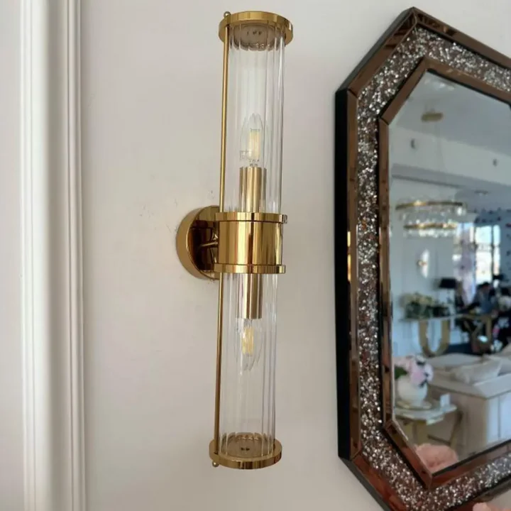 Zbliżenie na kryształowe detale kinkietu ROLAND. Designerska lampa od Primavera Home.
