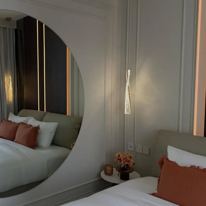 Luksusowe oświetlenie w postaci złotego żyrandola kryształowego Crystal XS w salonie. Primavera Home.