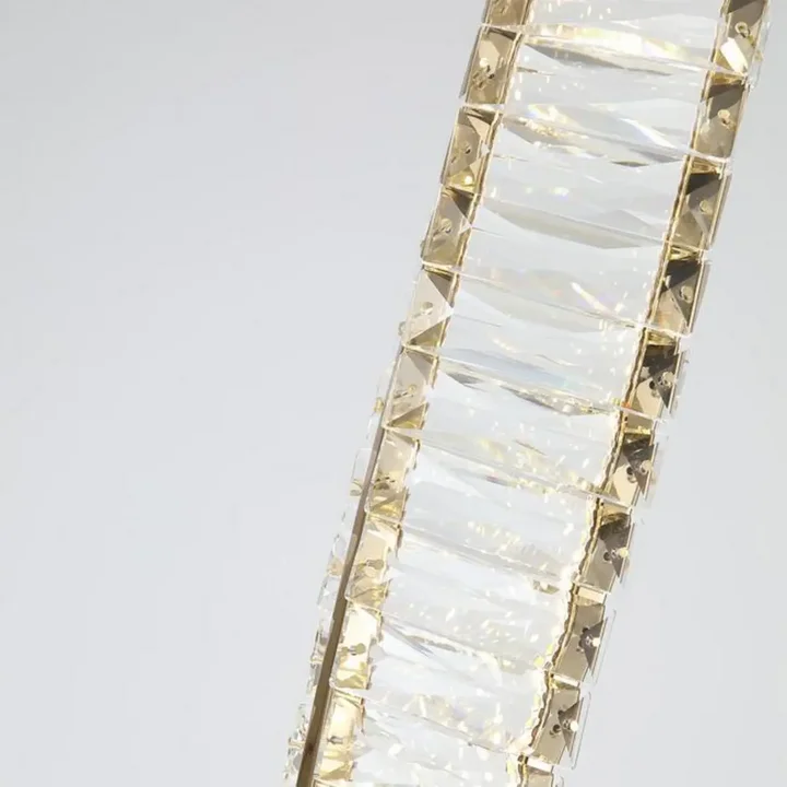 Złoty żyrandol kryształowy Crystal XS z wysokiej jakości stali nierdzewnej. Detal od Primavera Home.