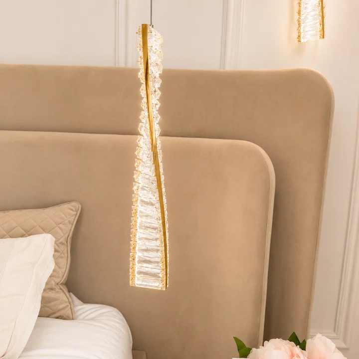 Możliwość zmiany barwy światła w złotym żyrandolu kryształowym Crystal XS. Primavera Home.