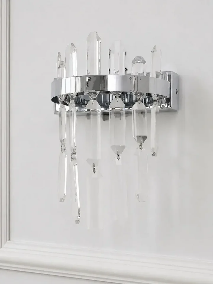 Kinkiet kryształowy srebrny Bulgari z detalami światła w tle. Lampa od Primavera Home.