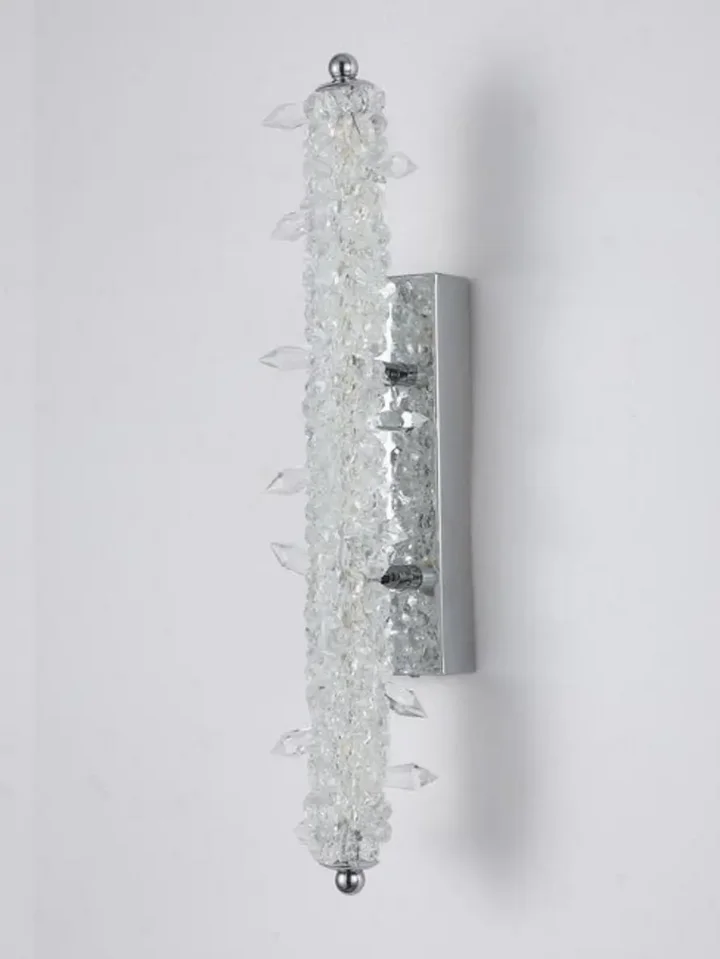 Ekspozycja kinkietu Kryształowego Srebrnego ICE w showroomie. Światło w stylu glamour od Primavera Home.