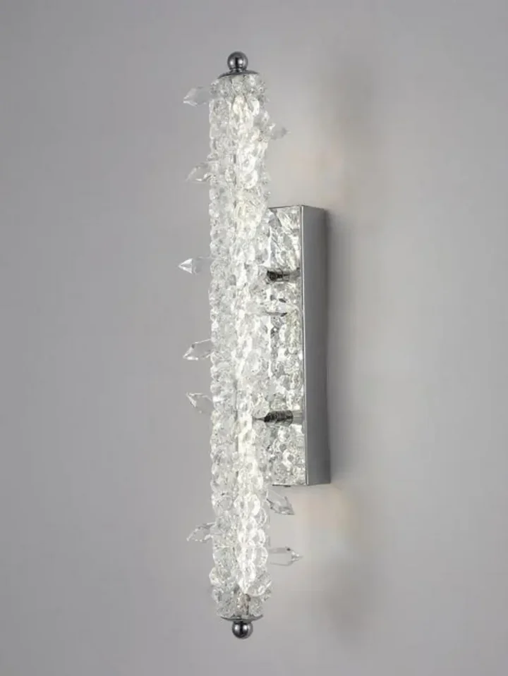 Ekspozycja kinkietu Kryształowego Srebrnego ICE w sypialni, dodającego elegancji. Meble na zamówienie od Primavera Home.