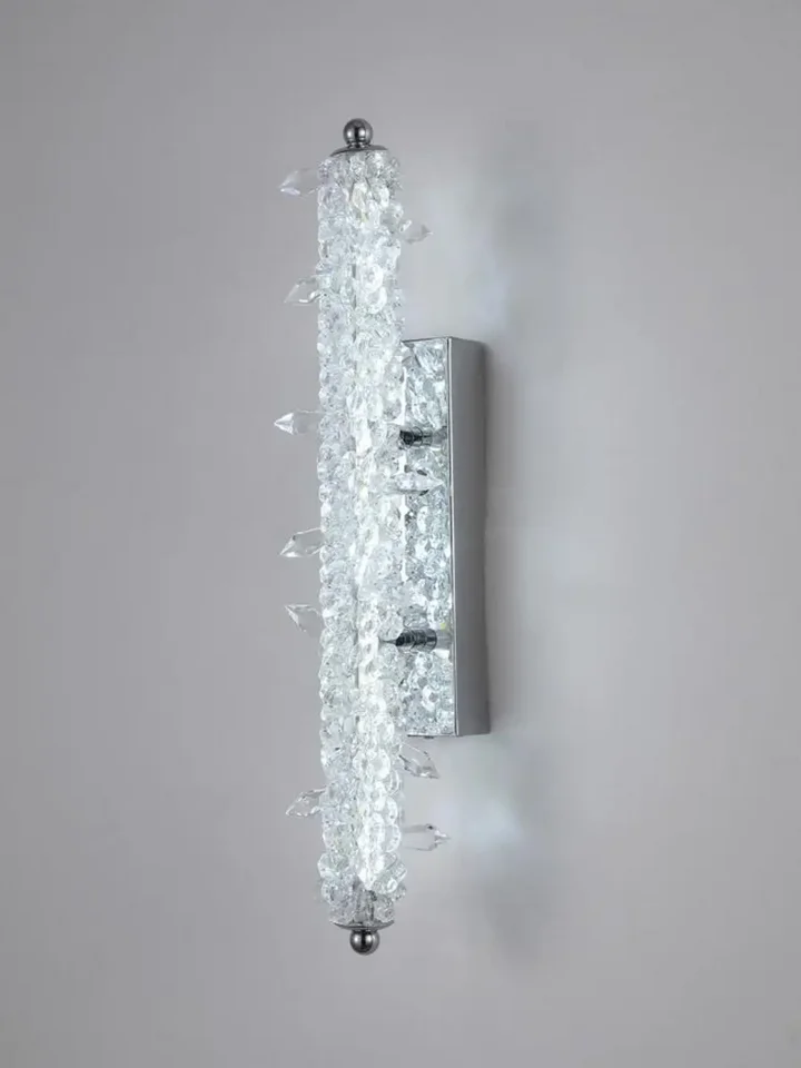 Widok z góry na kinkiet Kryształowy Srebrny ICE w minimalistycznym wnętrzu. Meble na zamówienie od Primavera Home.