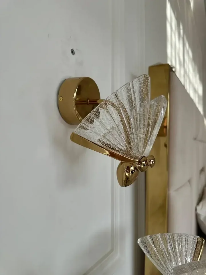 Detaliczny widok kinkietu Motyl Złoty. Aranżacja nowoczesnego wnętrza od Primavera Home.