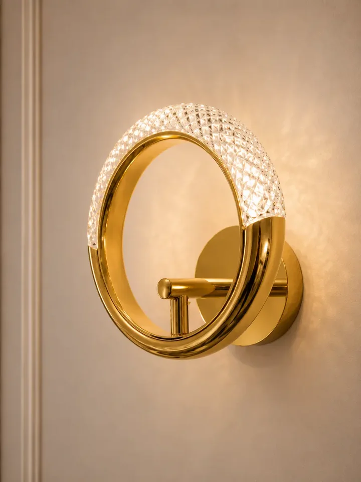 Kinkiet Złoty Okrągły Glamour Round w aranżacji nowoczesnego salonu. Ekspozycja w salonie od Primavera Home.