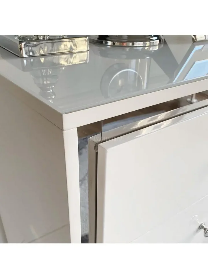 Detal blatu ze szkła hartowanego w komodzie glamour lakierowanej drewnianej Lorenzo M Silver. Meble na zamówienie od PRIMAVERA HOME.