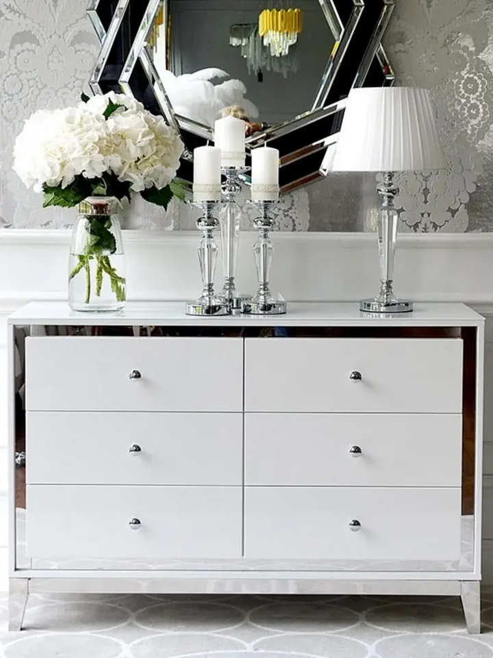 Komoda glamour lakierowana drewniana na stalowych nogach Lorenzo M Silver w pięknym układzie mebli. Meble na zamówienie od PRIMAVERA HOME.
