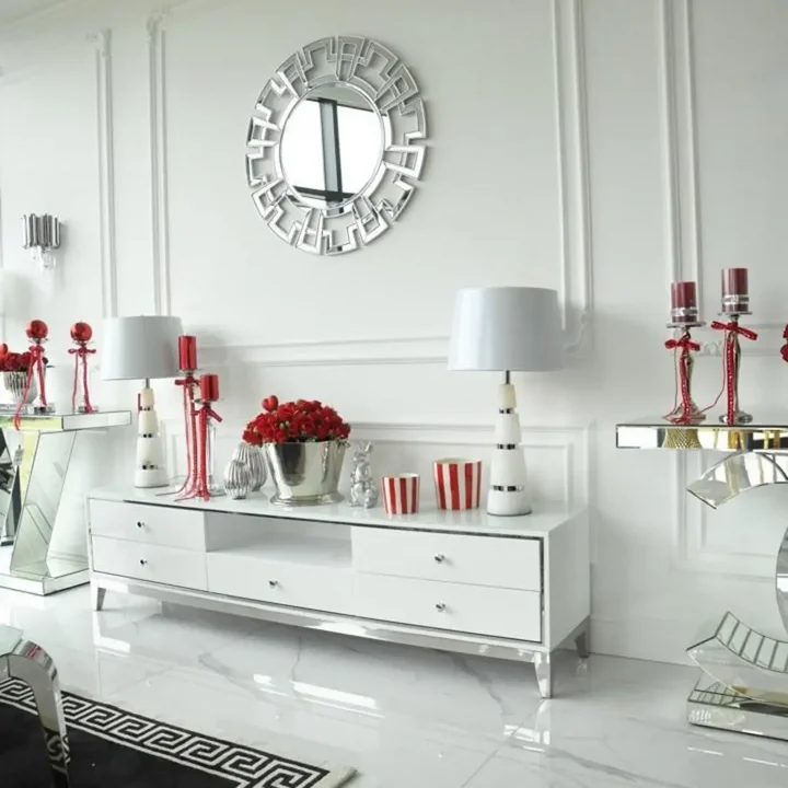 Detal srebrnych elementów komody RTV glamour wysoki połysk biało srebrna Lorenzo L Silver. Meble na zamówienie od PRIMAVERA HOME.