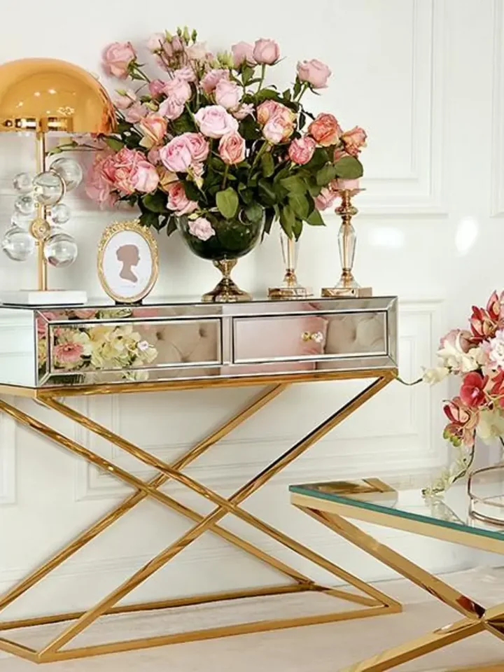 Perspektywa boczna konsoli lustrzanej CHICAGO GOLD glamour stalowej złotej, ukazująca jej nowoczesny design. Meble na zamówienie od Primavera Home.