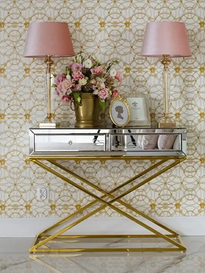 Ekskluzywne ujęcie konsoli lustrzanej CHICAGO GOLD glamour stalowej złotej, podkreślające jej elegancję. Meble na zamówienie od Primavera Home.