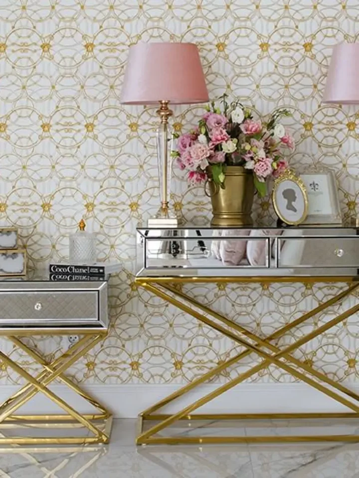 Konsola lustrzana CHICAGO GOLD glamour stalowa złota w ciemnym wnętrzu, tworząca stylowy kontrast. Ekspozycja w salonie Primavera Home.