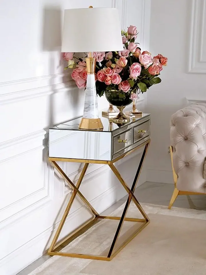 Konsola lustrzana CHICAGO GOLD glamour stalowa złota w nowoczesnej aranżacji salonu, idealna do każdego stylu. Meble na zamówienie od Primavera Home.