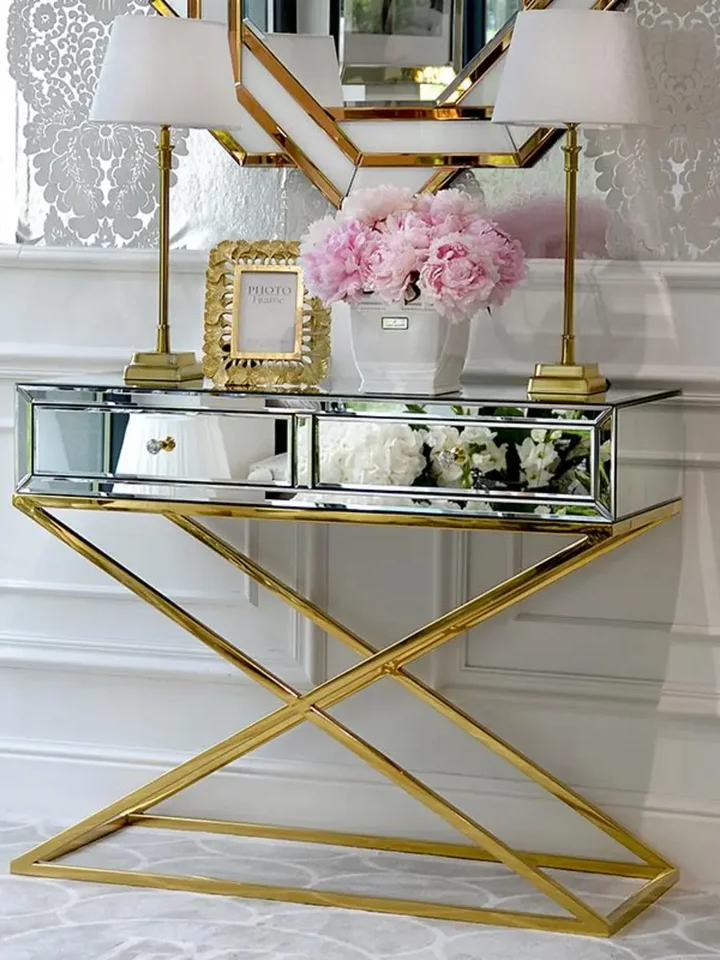 Konsola lustrzana CHICAGO GOLD glamour stalowa złota w świetle dziennym, eksponująca swój blask. Ekspozycja w salonie Primavera Home.