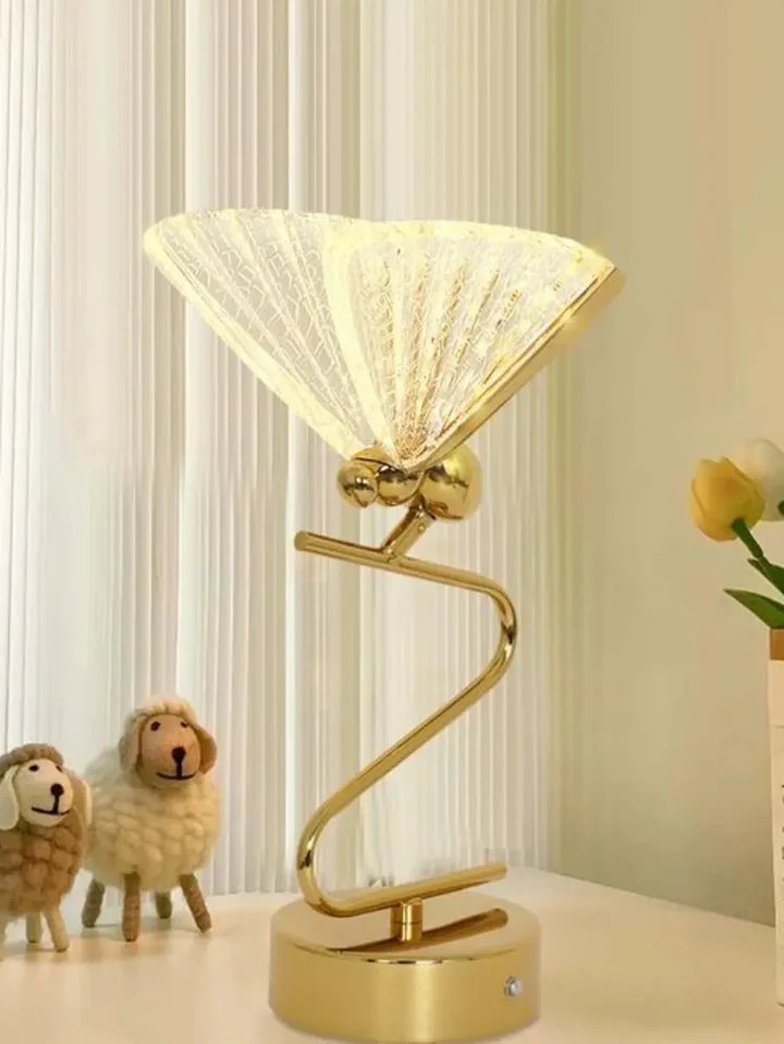 Lampa Stołowa Motyl Złota na designerskiej podstawce. Meble na zamówienie od Primavera Home.
