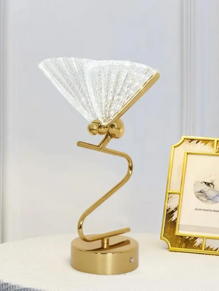 Lampa Stołowa Motyl Złota w jasnym wystroju wnętrza. Aranżacja nowoczesnego wnętrza od Primavera Home.