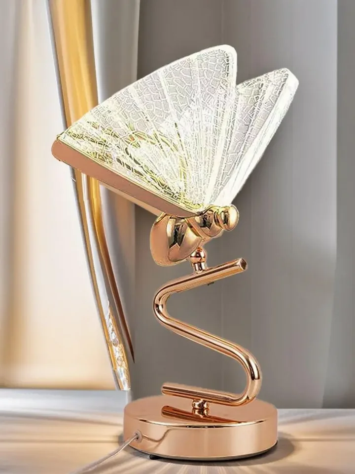 Naturalne ujęcie Lampy Stołowej Motyl Złota w eleganckim wnętrzu. Aranżacja nowoczesnego wnętrza od Primavera Home.