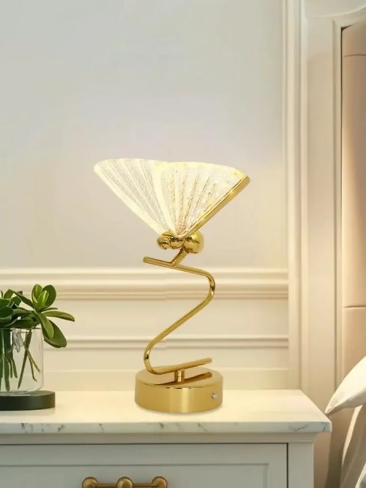 Lampa Stołowa Motyl Złota w towarzystwie kwadratowego stolika. Aranżacja nowoczesnego wnętrza od Primavera Home.