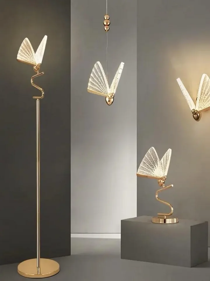 Lampa Stołowa Motyl Złota uchwycona z innej perspektywy. Ekspozycja w salonie od Primavera Home.