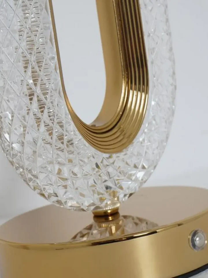 Widok od góry na lampę, podkreślający jej elegancki kształt. Oświetlenie od Primavera Home.