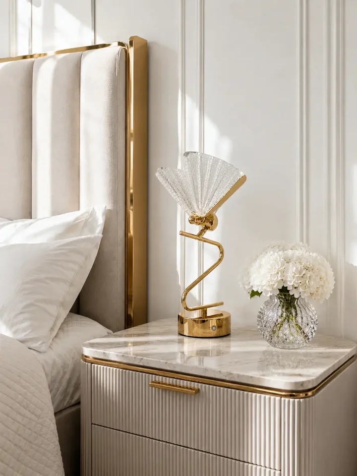 Lampa Stołowa Motyl Złota z boku, ukazująca elegancki design. Ekspozycja w salonie od Primavera Home.