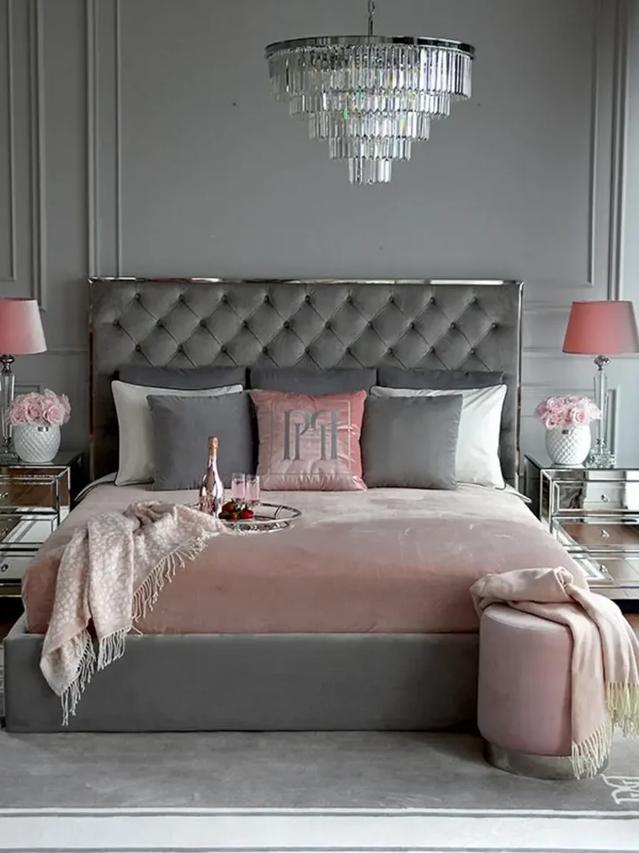 Ekspozycja łóżka SPECTRE SILVER Glamour w showroomie meblowym. Meble na zamówienie od Primavera Home.