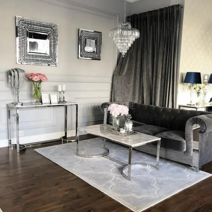 Widok od tyłu na nowoczesną srebrną konsolę glamour LOLA, ukazujący jej unikalny design. Detal od Primavera Home.