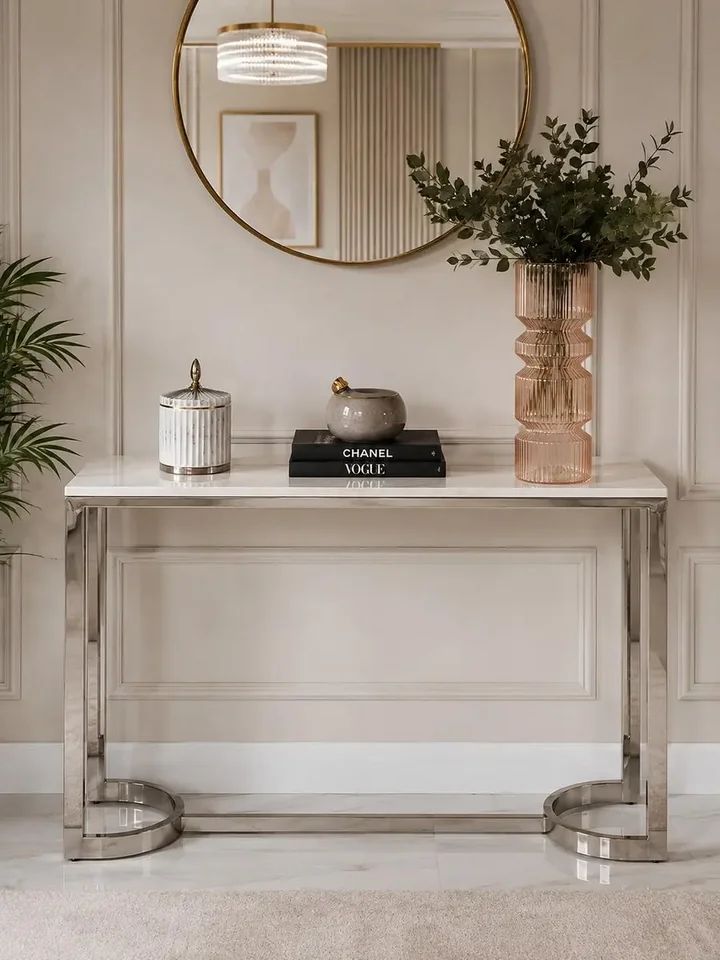 Widok z przodu nowoczesnej srebrnej konsoli glamour LOLA. Detal wykończenia od Primavera Home.
