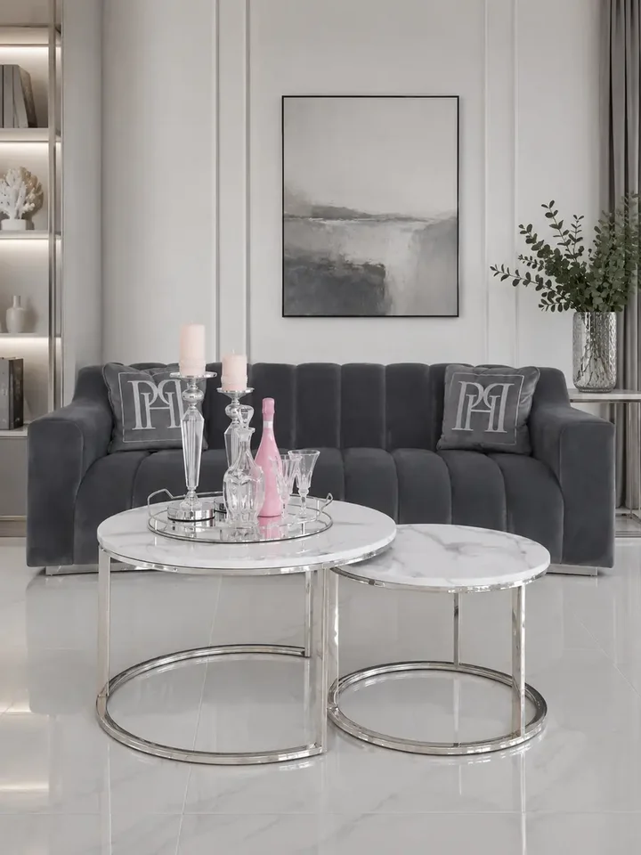 Aranżacja w nowoczesnym salonie z okrągłym stolikiem kawowym srebrnym z marmurowym blatem 2w1, tworzącym elegancką atmosferę. Meble na zamówienie od Primavera Home.