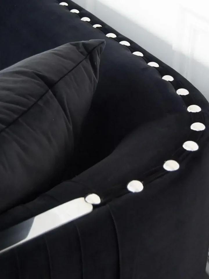 Sofa Glamour Madonna Czarna w intymnym kącie relaksu, wyjątkowy styl od Primavera Home.