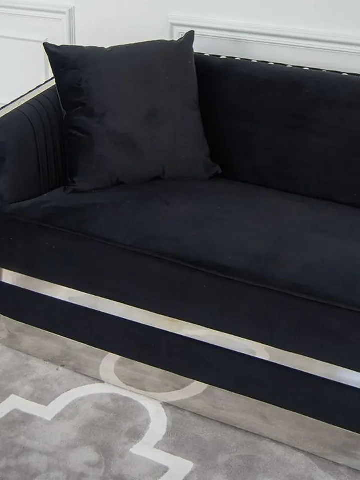 Sofa Glamour Madonna Czarna w otoczeniu żywych roślin, stylowa harmonia od Primavera Home.