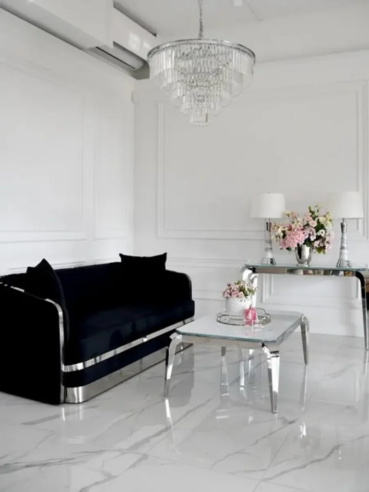 Sofa Glamour Madonna Czarna w aranżacji salonu, stylowy wybór od Primavera Home.
