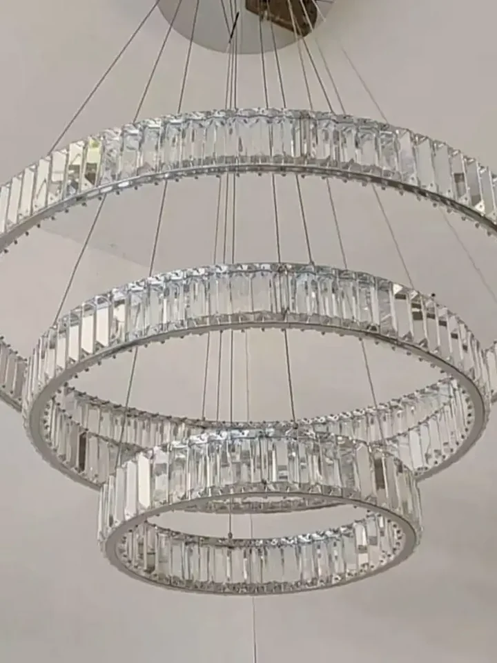 Zawieszony Żyrandol Kryształowy Eclipse L Ring Srebrny na jasnym suficie, stworzone dla eleganckiego wnętrza od Primavera Home.