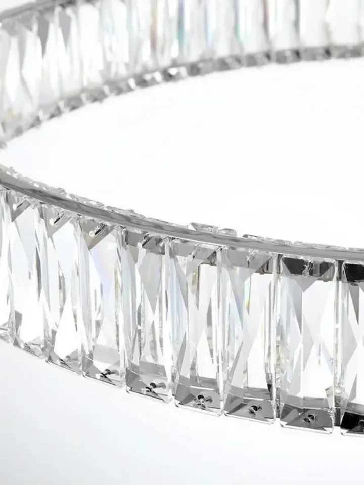 Otoczenie w naturze z Żyrandolem Kryształowym Srebrnym Dwupoziomowym Crystal L. Oświetlenie od Primavera Home.