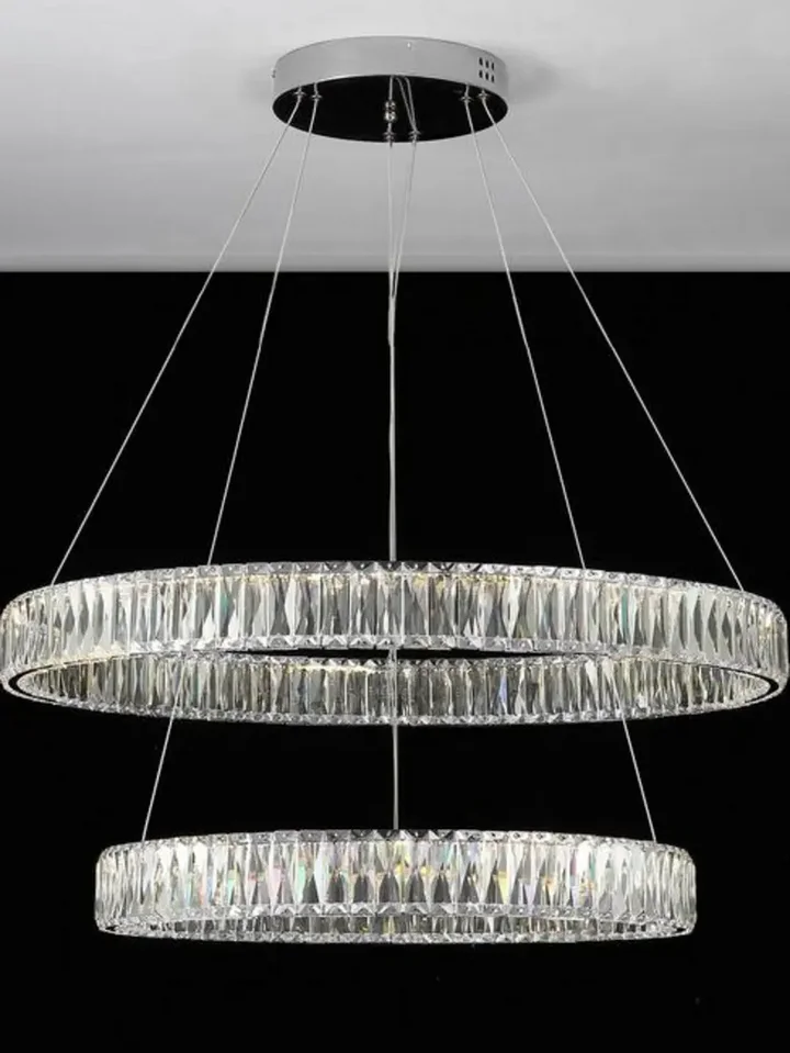 Żyrandol Kryształowy Srebrny Dwupoziomowy Crystal L w jasnym wnętrzu. Ekspozycja w salonie od Primavera Home.