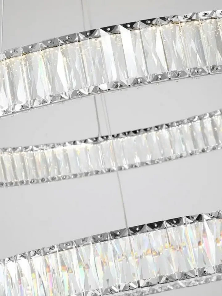 Żyrandol Kryształowy Srebrny Dwupoziomowy Crystal L w aranżacji w stylu glamour. Ekspozycja w salonie od Primavera Home.
