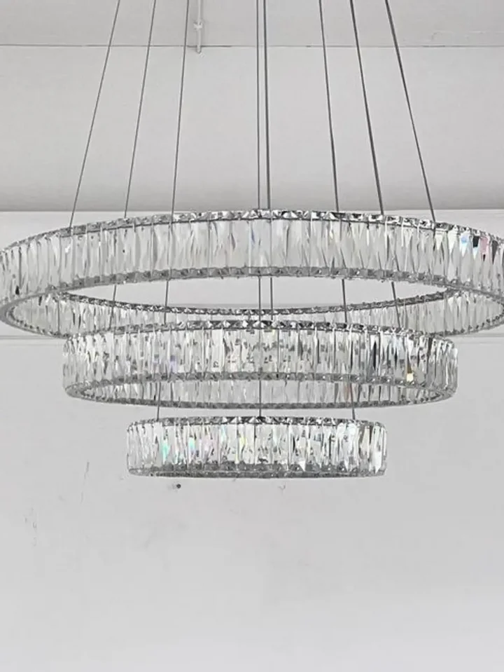 Stylowa aranżacja w eleganckim wnętrzu z dopasowanymi meblami. Żyrandol kryształowy od Primavera Home.