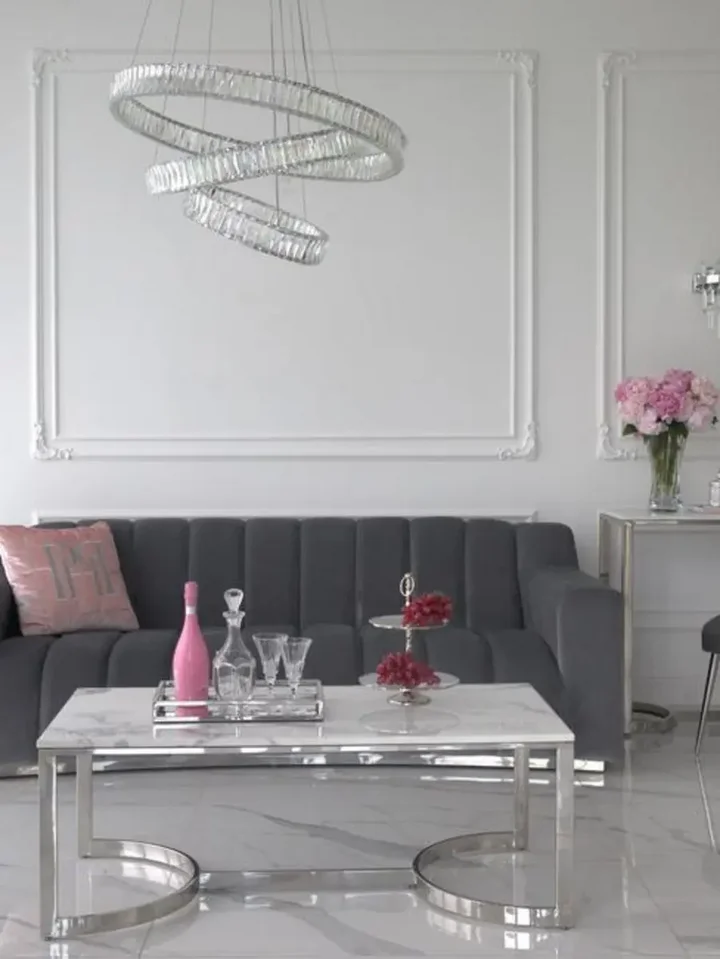Perspektywa z góry, eksponująca eleganckie linie żyrandola. Primavera Home.