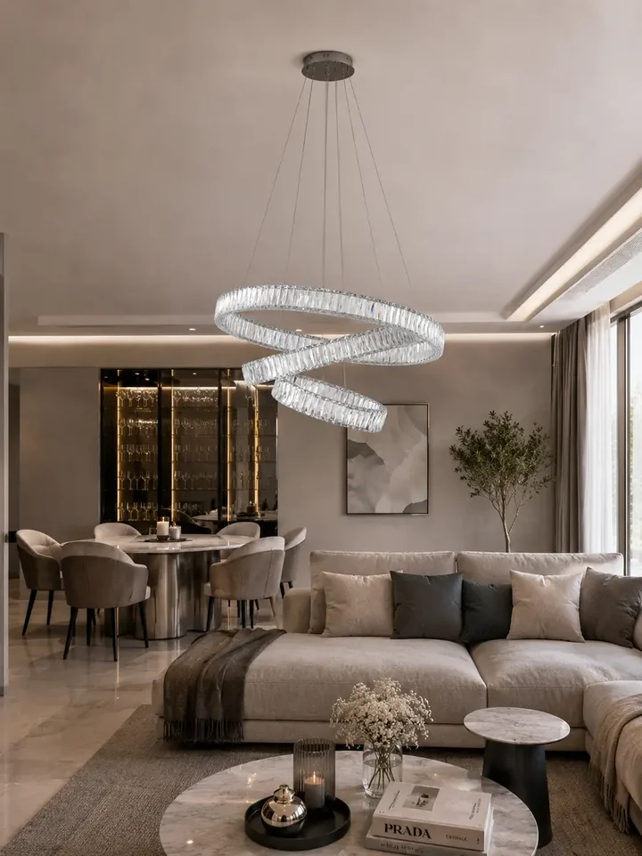 Elegancka perspektywa z boku, idealna na ekspozycję w salonie. Żyrandol kryształowy od Primavera Home.