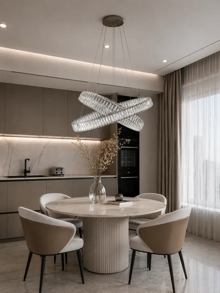 Ekspozycja w salonie z Żyrandolem Kryształowym Srebrnym Dwupoziomowym Crystal L. Oświetlenie od Primavera Home.