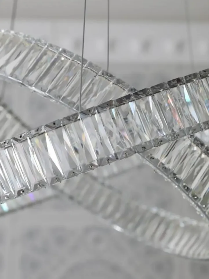 Detal ozdobny Żyrandola Kryształowego Srebrnego Dwupoziomowego Crystal L. Ekskluzywne meble na zamówienie od Primavera Home.