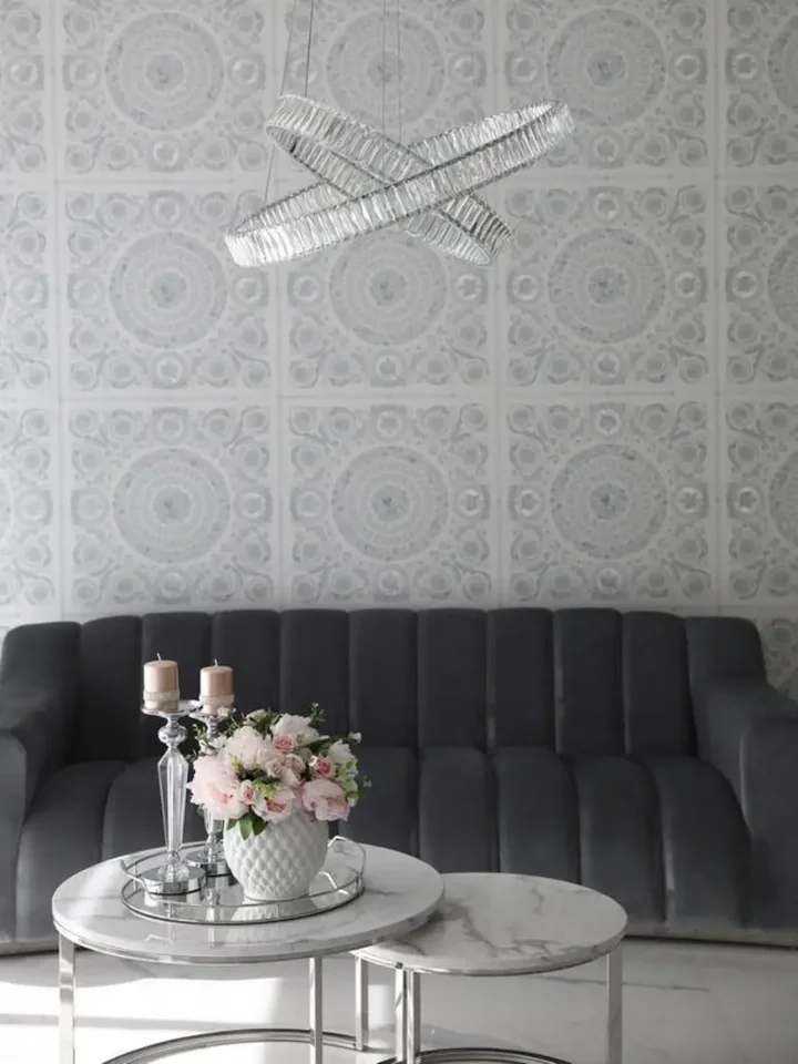 Elegancki detal Żyrandola Kryształowego Srebrnego Dwupoziomowego Crystal L. Ekskluzywna aranżacja od Primavera Home.