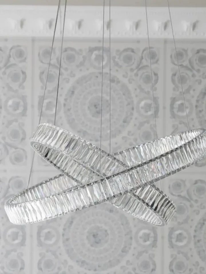 Minimalistyczna aranżacja z Żyrandolem Kryształowym Srebrnym Dwupoziomowym Crystal L. Meble na zamówienie od Primavera Home.
