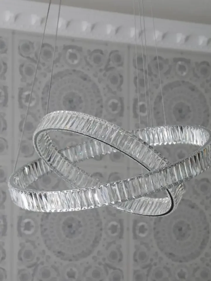 Widok skalowany Żyrandola Kryształowego Srebrnego Dwupoziomowego Crystal L na tle stylowego wnętrza. Oświetlenie od Primavera Home.